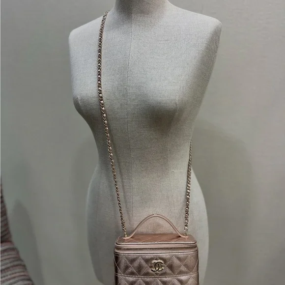 Bnib authentic Chanel Metallic rose Gold Quilted vanity bag new season - Picture 6 of 6